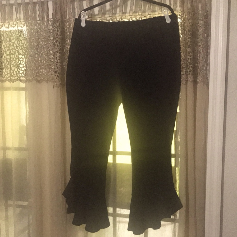 Slim Factor By Investment Ruffle Hem Cropped Leggings